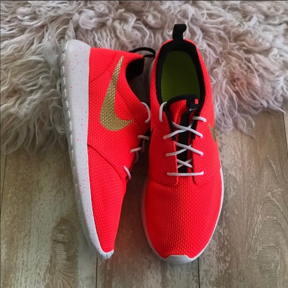 NWT Nike ID Roshe one Custom Gold swoosh - Picture 4 of 8